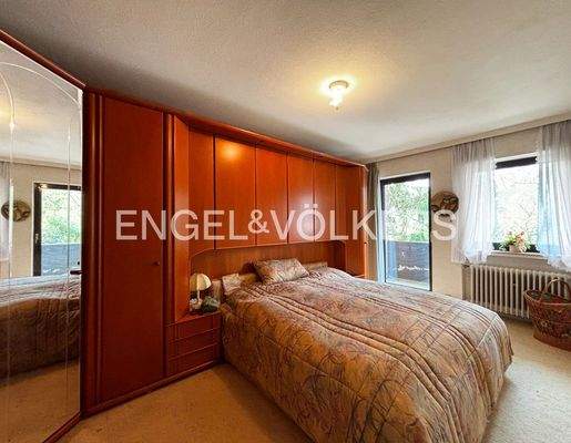 Schlafzimmer mit Balkon im Obergeschoss