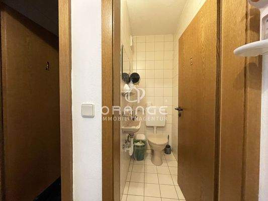 Zur Linken die Toiletten