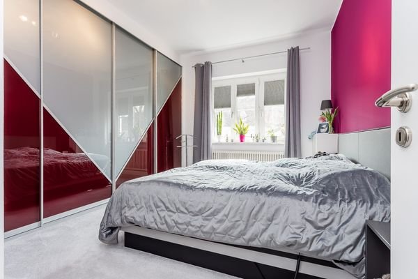 Großzügiges Schlafzimmer