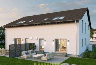 Rückansicht eines modernen massa haus Fertighauses, das als Mehrfamilienhaus konzipiert ist, mit zwe