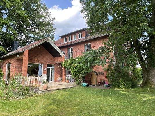 gepflegtes 1-2-Familienhaus