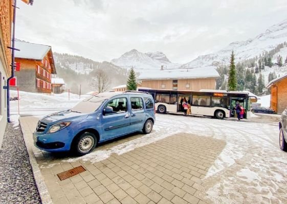 Skibus hält vor der Haustüre