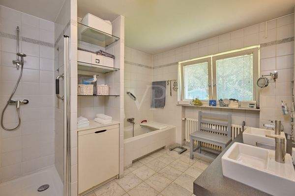 Bad mit Wanne und Dusche EG Hauptwohnung