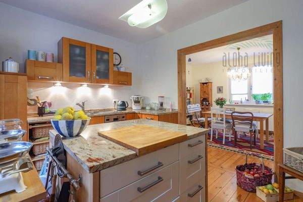 Kitchen (ground floor)