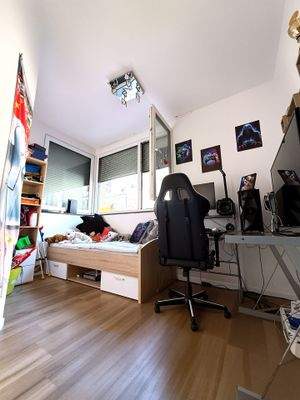 Schlafzimmer 1 - Verbessert - (KI generiert)