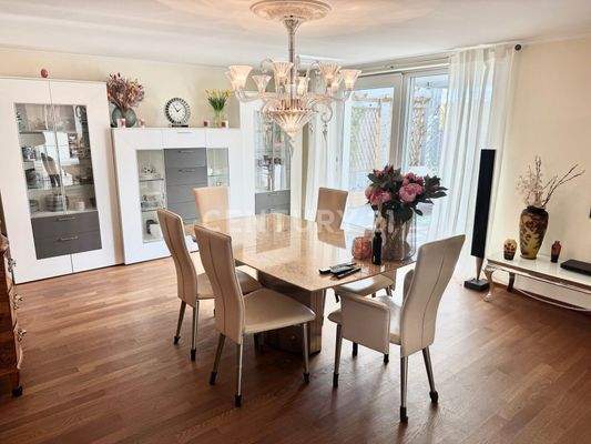 Ein Raum voller Helligkeit mit nahtlosem Übergang ins Freie