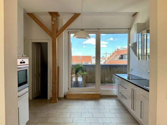 offene Küche mit Balkonzugang