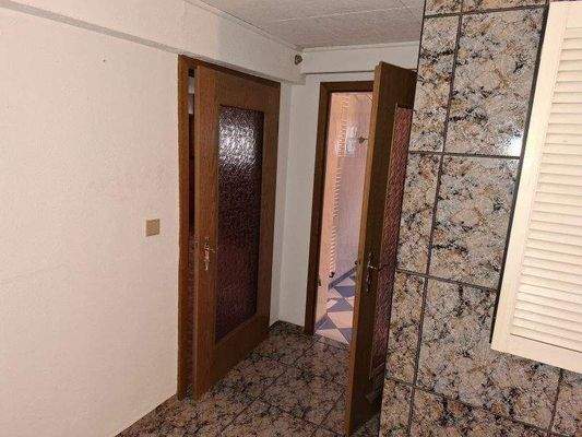 Flur im KG, Zugänge Wohn-/Schlafraum 4 + Bad