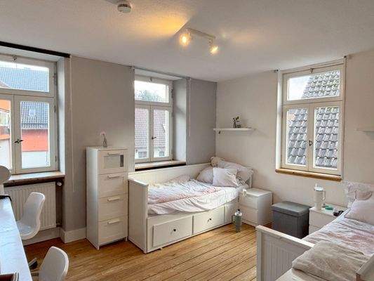 Kinderzimmer mit vielen Fenstern im OG