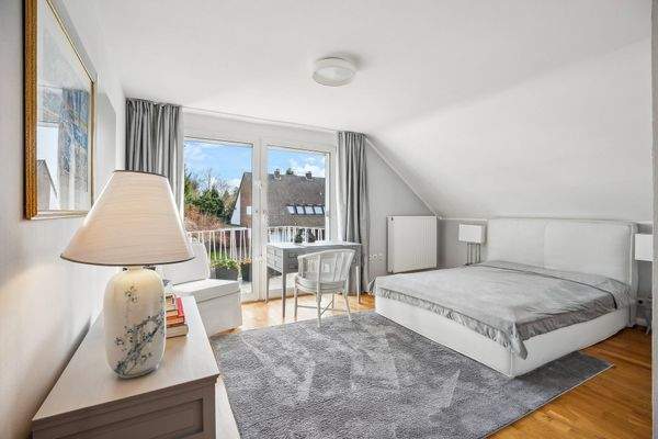 Obergeschoss - Schlafzimmer mit Balkon & Ankleide