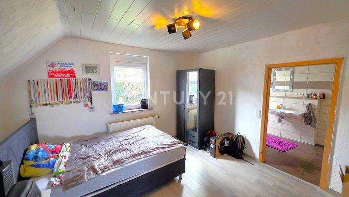 Gegenseite des Kinderzimmers mit Zugang zum Badezimmer