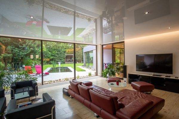 Wohnzimmer mit Ausblick in den Garten