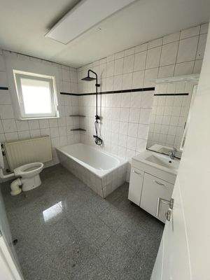 Bad kleine Wohnung links