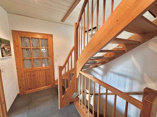 Flur EG - Treppe zum OG