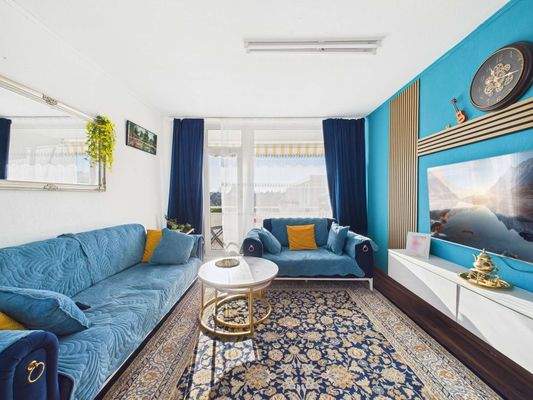 Wohnzimmer mit Balkon