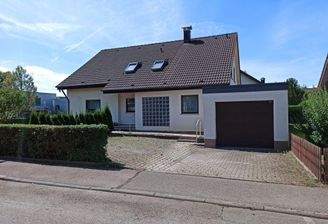 die vordere Hausansicht