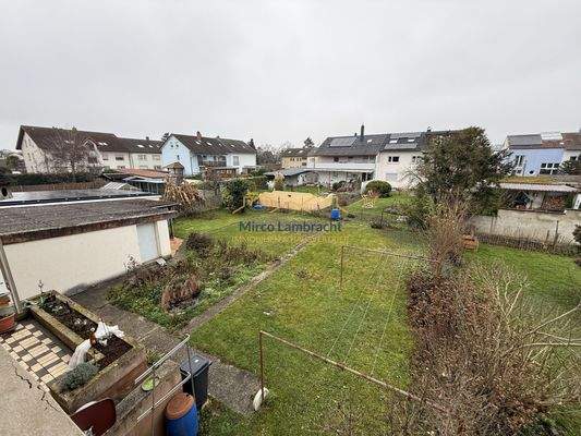 Großer Garten hinterm Haus