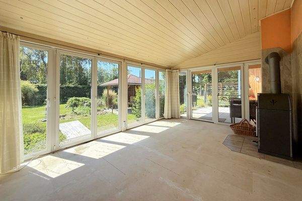 traumhafter Wintergarten mit Blick in den Garten