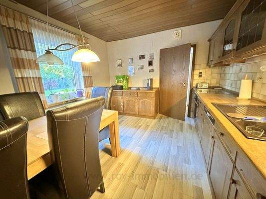 geräumige Küche mit Platz für die Essgruppe