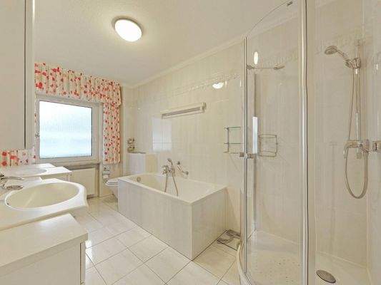 helles Dusch- und Wannenbad