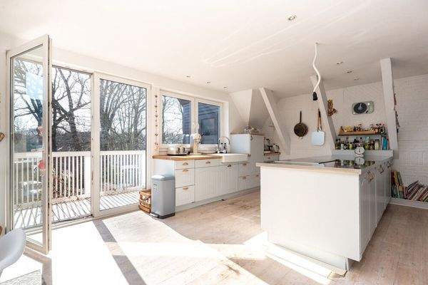 Hochwertige Einbauküche mit Kochinsel