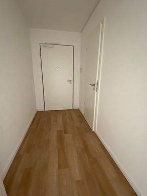 Heller Flur mit Holzboden