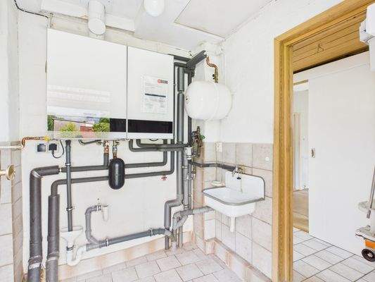 Hauswirtschaftsraum mit Heizungsanlage