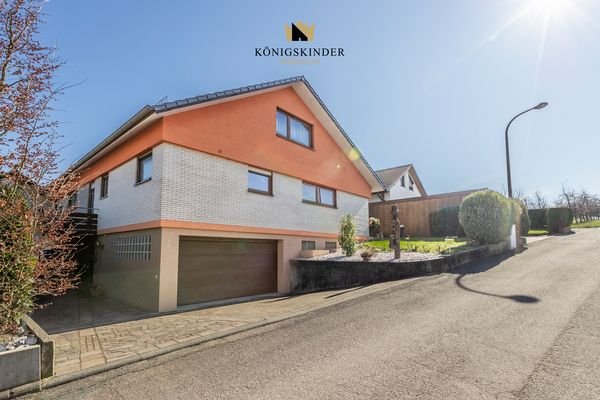 Hausansicht am Feldrand