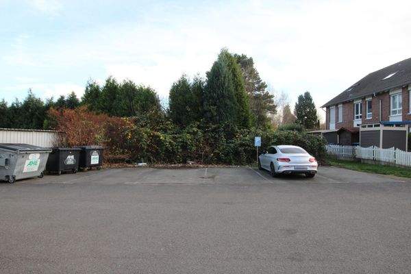 PARKFLÄCHE MIT PRIVATEM STELLPLATZ, ZUR WOHNUNG GEHÖREND