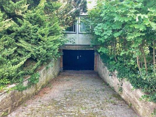 Einfahrt zur Garage