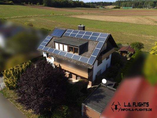 Ansicht von der Straße mit Blick ins Feld