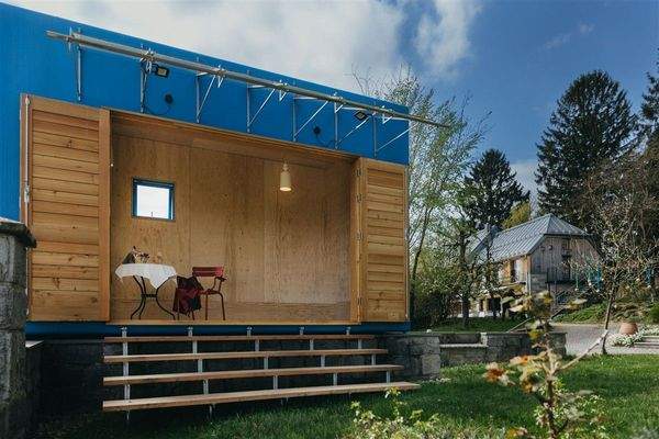 blaue Würfel als Freisitz