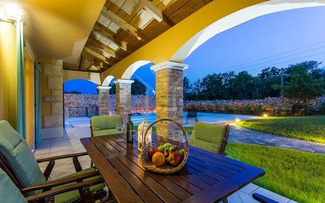 Ein Pool ziert das bewundernswerte Exterieur