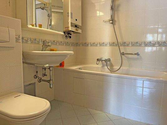 Wannenbad mit WC und Waschmaschinenanschluss