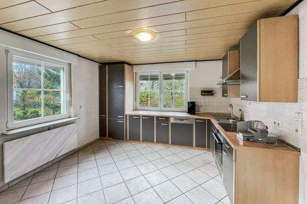 Küche mit Einbauküche