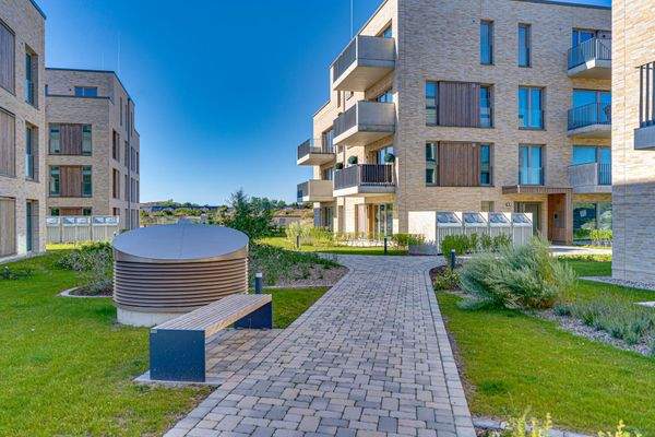 Modern gestaltete Zuwegung zu den Häusern