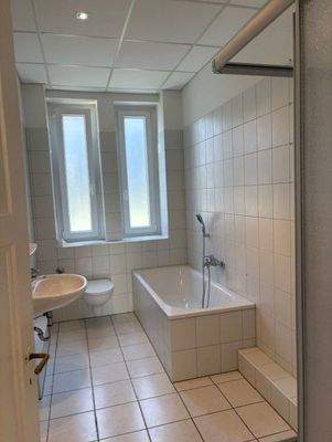 Badezimmer + wanne 2. OG