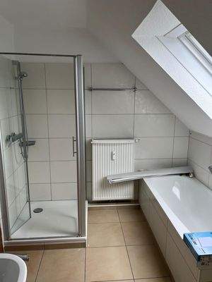 Badezimmer mit Dusche u. Wanne