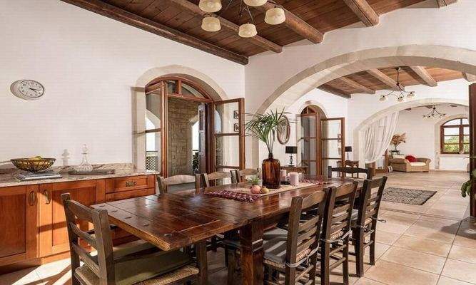 Kreta, Kournas: Luxuriöse Steinvilla mit Meer- und Bergblick