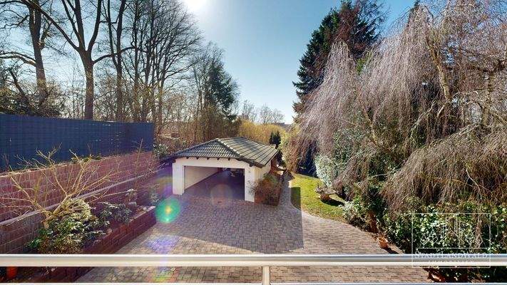 Blick vom Balkon auf Doppelgarage