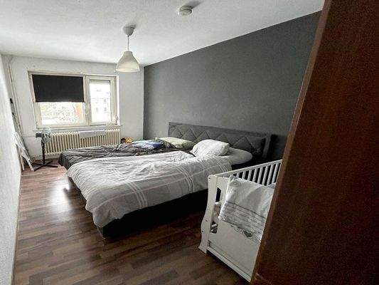 Das geräumige Schlafzimmer