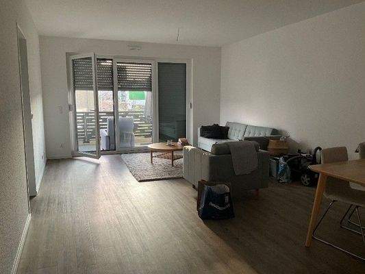 Wohnzimmer mit PV- Boden und Zugang zum Balkon .jpg