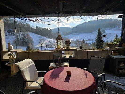 überdachte Terrasse mit Ausblick