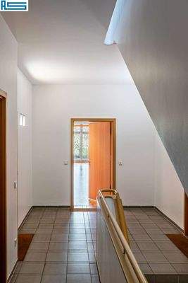 Hausflur mit Blick in die Wohnung