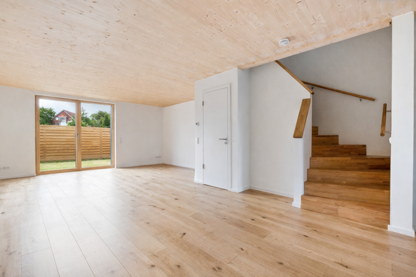 Wohnzimmer - Holzwand im Garten KI generiert