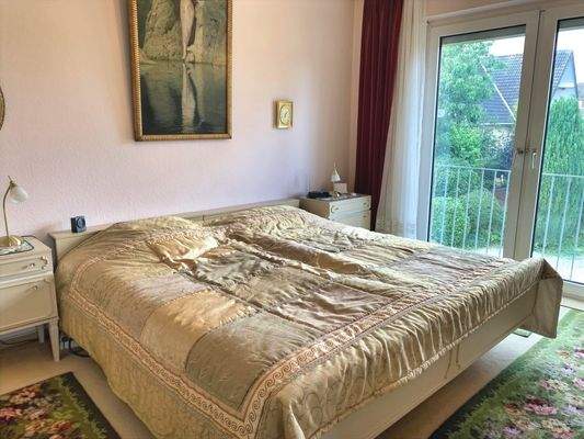 geräumiges Schlafzimmer