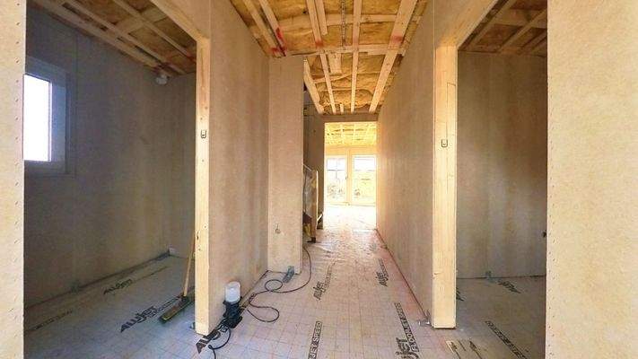 Blick vom Eingangsbereich in die zentral gelegene Diele