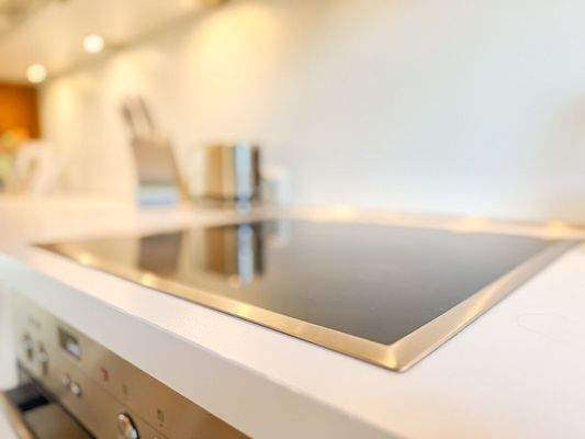 Breite Arbeitsflächen und klare Linien