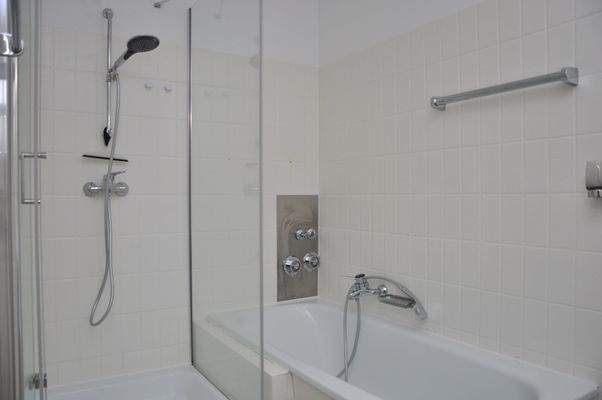 Ensuite-Bad im Souterrain, mit Wanne