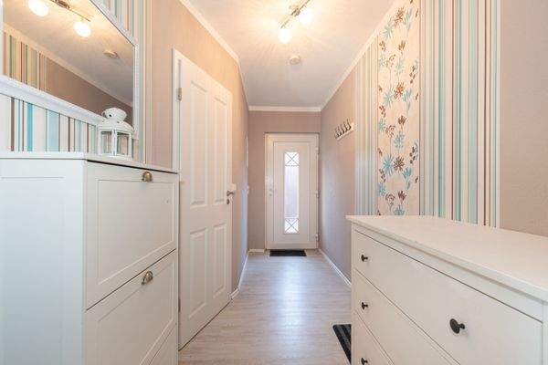 Der helle Eingangsbereich der Wohnung im Obergeschoss